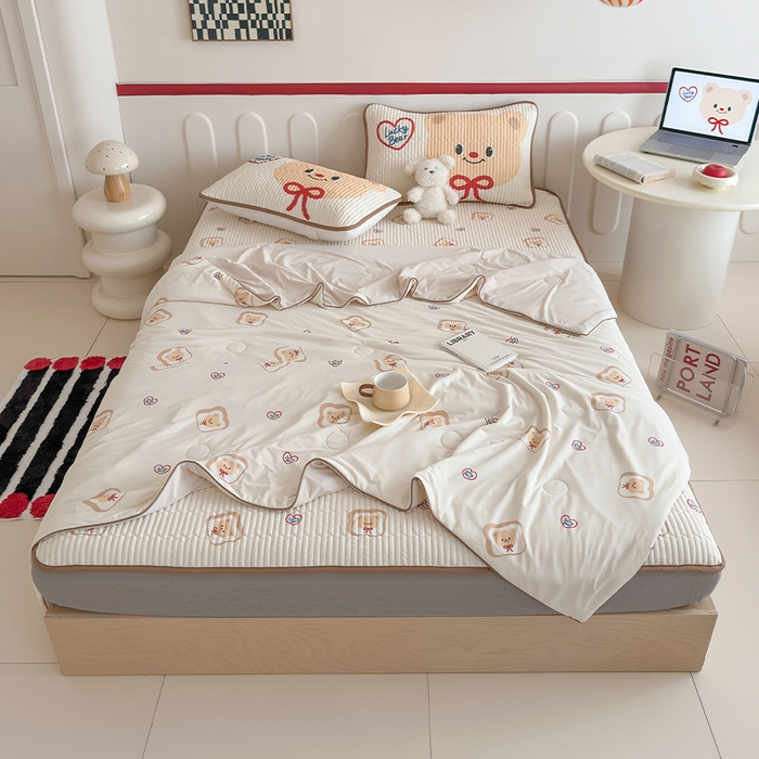 91家纺网 家纺一手货源 找家纺 RYB红黄兰 2025新款INS原创超萌卡通锦氨冰皮夹棉软席凉席床笠三件套 面包熊仔