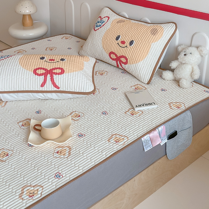 91家纺网 家纺一手货源 找家纺 RYB红黄兰 2025新款INS原创超萌卡通锦氨冰皮夹棉软席凉席床笠三件套 面包熊仔