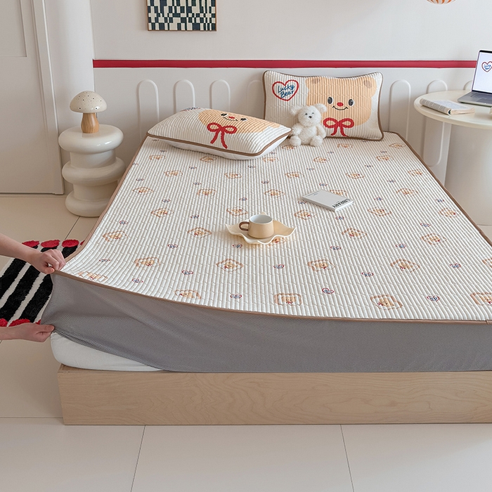 91家纺网 家纺一手货源 找家纺 RYB红黄兰 2025新款INS原创超萌卡通锦氨冰皮夹棉软席凉席床笠三件套 面包熊仔