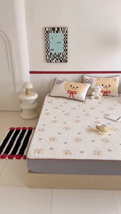 91家纺网 家纺一手货源 找家纺 RYB红黄兰 2025新款INS原创超萌卡通锦氨冰皮夹棉软席凉席床笠三件套 面包熊仔