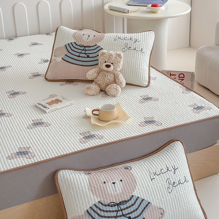 91家纺网 家纺一手货源 找家纺 RYB红黄兰 2025新款INS原创超萌卡通锦氨冰皮夹棉软席凉席床笠三件套 奶油小熊