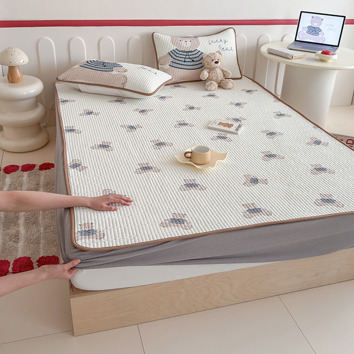 91家纺网 家纺一手货源 找家纺 RYB红黄兰 2025新款INS原创超萌卡通锦氨冰皮夹棉软席凉席床笠三件套 奶油小熊