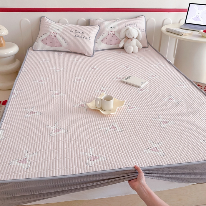 91家纺网 家纺一手货源 找家纺 RYB红黄兰 2025新款INS原创超萌卡通锦氨冰皮夹棉软席凉席床笠三件套 甜心小兔