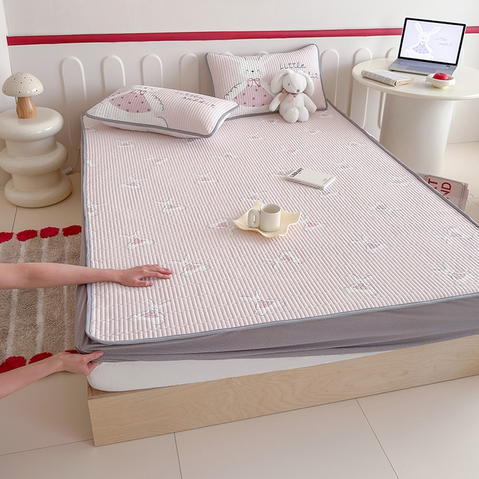 91家纺网 家纺一手货源 找家纺 RYB红黄兰 2025新款INS原创超萌卡通锦氨冰皮夹棉软席凉席床笠三件套 甜心小兔