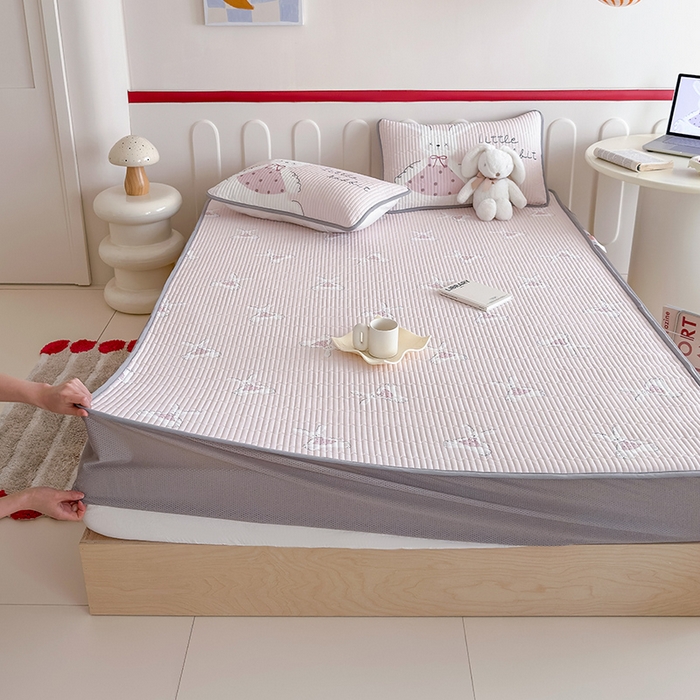 91家纺网 家纺一手货源 找家纺 RYB红黄兰 2025新款INS原创超萌卡通锦氨冰皮夹棉软席凉席床笠三件套 甜心小兔