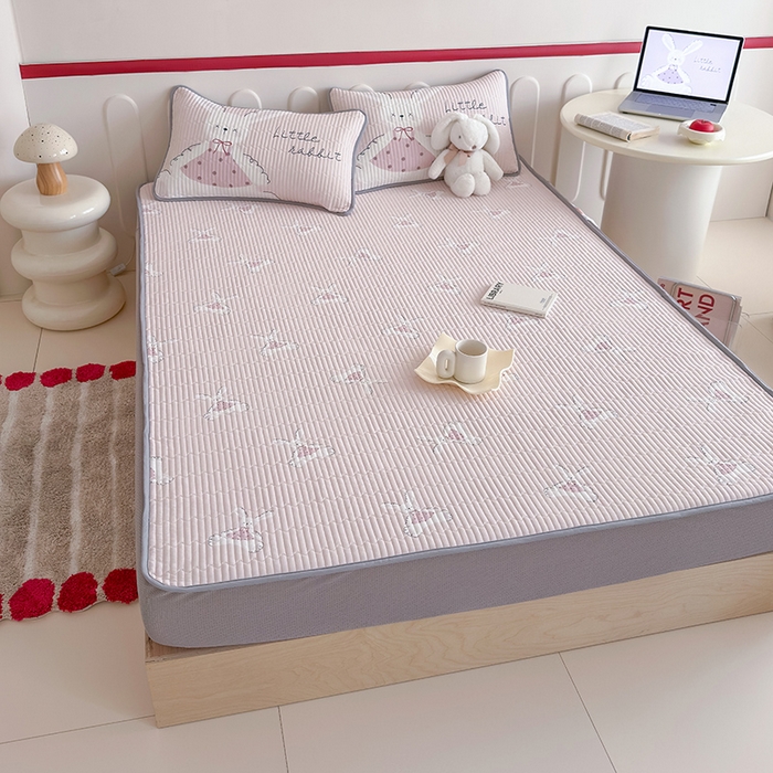 91家纺网 家纺一手货源 找家纺 RYB红黄兰 2025新款INS原创超萌卡通锦氨冰皮夹棉软席凉席床笠三件套 甜心小兔