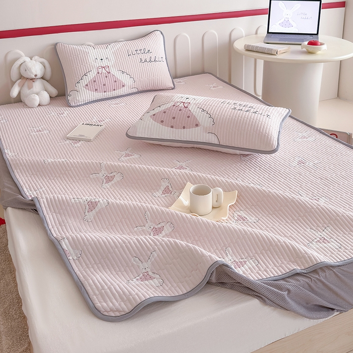 91家纺网 家纺一手货源 找家纺 RYB红黄兰 2025新款INS原创超萌卡通锦氨冰皮夹棉软席凉席床笠三件套 甜心小兔