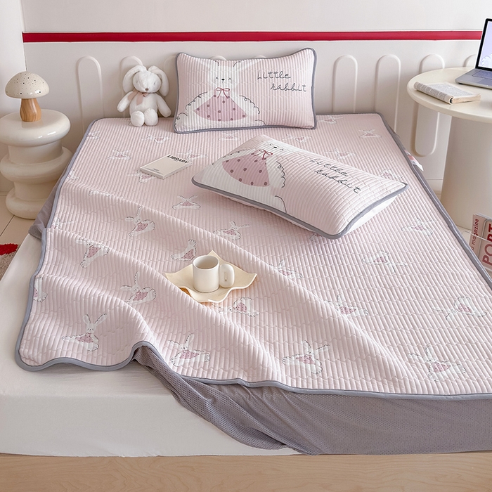 91家纺网 家纺一手货源 找家纺 RYB红黄兰 2025新款INS原创超萌卡通锦氨冰皮夹棉软席凉席床笠三件套 甜心小兔