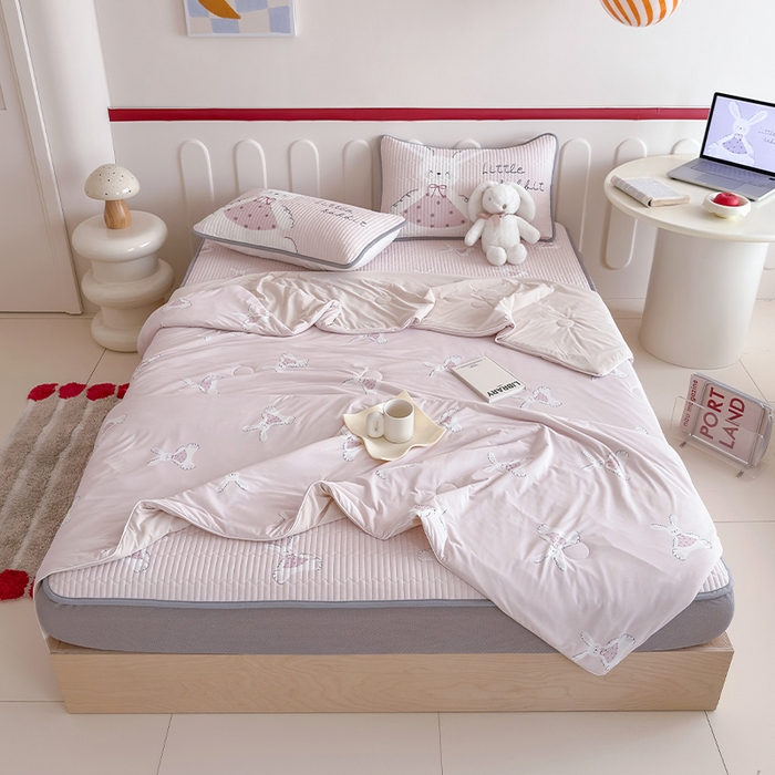 91家纺网 家纺一手货源 找家纺 RYB红黄兰 2025新款INS原创超萌卡通锦氨冰皮夹棉软席凉席床笠三件套 甜心小兔