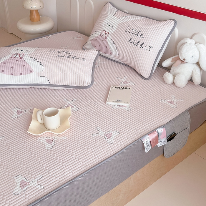 91家纺网 家纺一手货源 找家纺 RYB红黄兰 2025新款INS原创超萌卡通锦氨冰皮夹棉软席凉席床笠三件套 甜心小兔