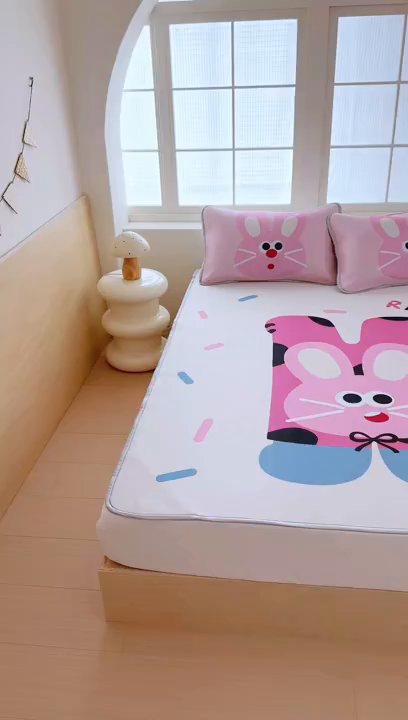 91家纺网 家纺一手货源 找家纺 RYB红黄兰 2025新款INS原创超萌卡通大版碳光冰丝凉席三明治空调席三件套席子 粉兔兔