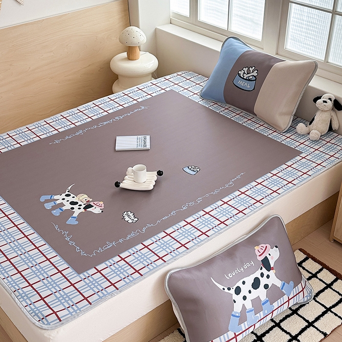 91家纺网 家纺一手货源 找家纺 RYB红黄兰 2025新款INS原创超萌卡通大版碳光冰丝凉席三明治空调席三件套席子 美式斑点狗