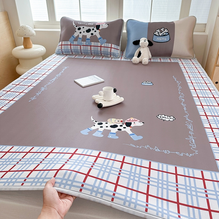 91家纺网 家纺一手货源 找家纺 RYB红黄兰 2025新款INS原创超萌卡通大版碳光冰丝凉席三明治空调席三件套席子 美式斑点狗