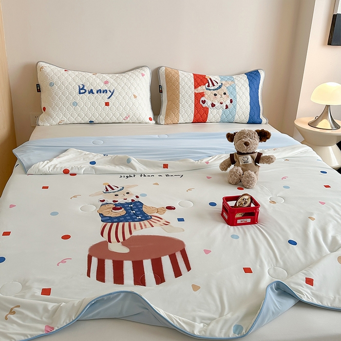 91家纺网 家纺一手货源 找家纺 RYB红黄兰 A类2025新款INS原创大版卡通锦氨冰皮夏被夏凉被空调被 马戏团小兔