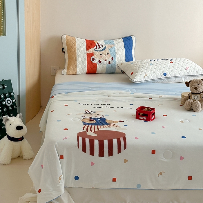 91家纺网 家纺一手货源 找家纺 RYB红黄兰 A类2025新款INS原创大版卡通锦氨冰皮夏被夏凉被空调被 马戏团小兔