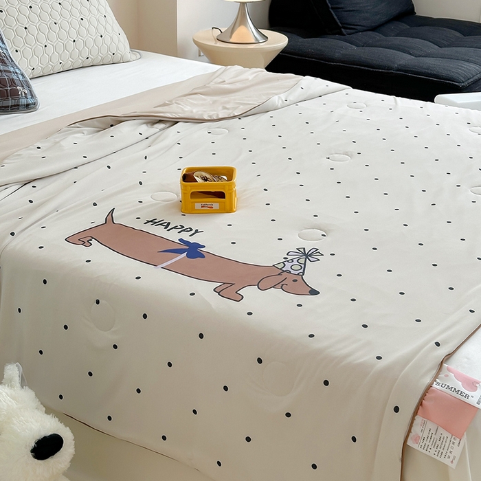 91家纺网 家纺一手货源 找家纺 RYB红黄兰 A类2025新款INS原创大版卡通锦氨冰皮夏被夏凉被空调被 美式腊肠狗