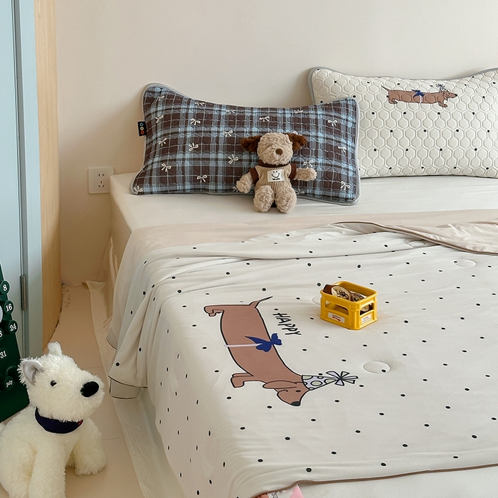 91家纺网 家纺一手货源 找家纺 RYB红黄兰 A类2025新款INS原创大版卡通锦氨冰皮夏被夏凉被空调被 美式腊肠狗