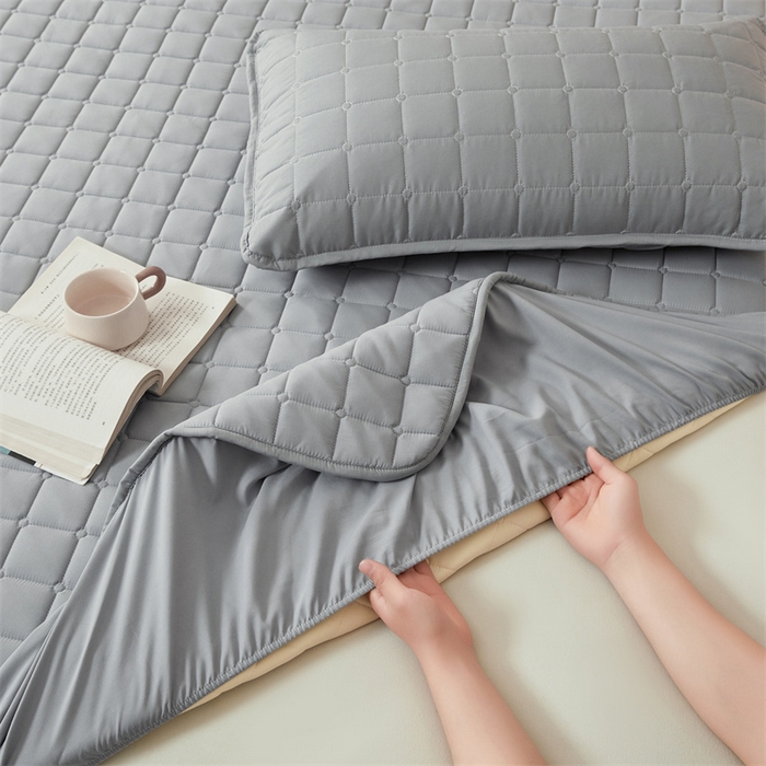 91家纺网 家纺一手货源 找家纺 魅图家纺 2025新款A类原棉防水夹棉床笠 云灰