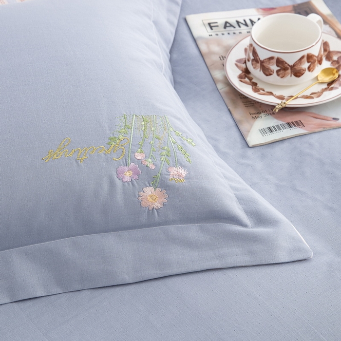 91家纺网 家纺一手货源 找家纺 鲁爱家纺供货 2025新款全棉双层纱绣花四件套 初语-雾霾蓝