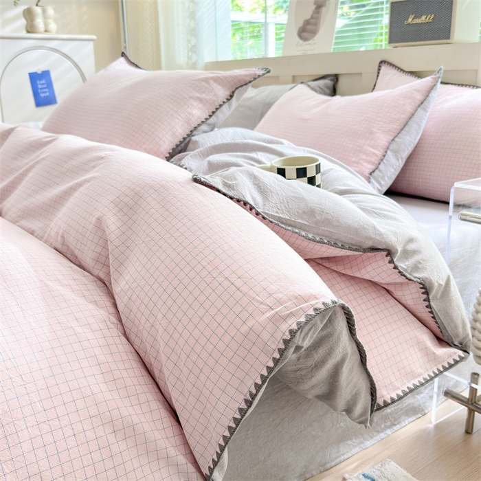 91家纺网 家纺一手货源 找家纺 晚依家纺 2025新款A类全棉色织水洗棉被套单件格子条纹四件套学生宿舍被罩三件套定制定做 星语-浅粉灰