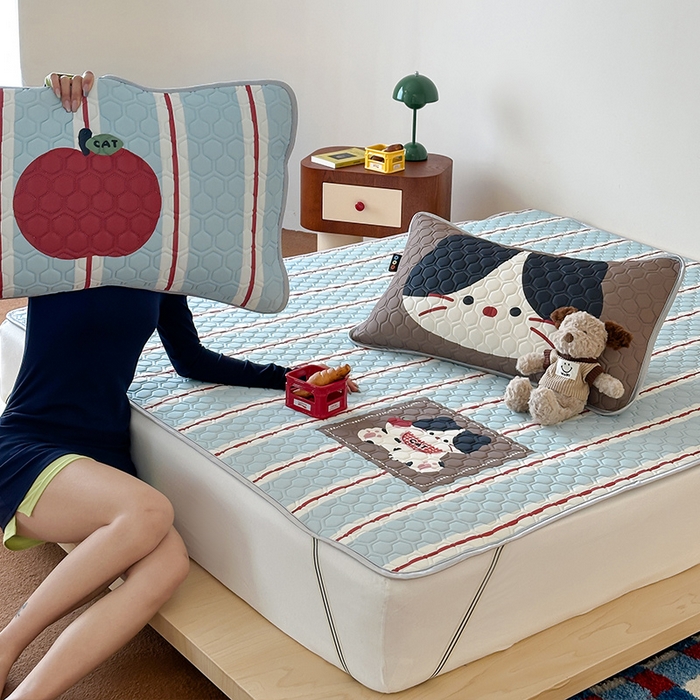 91家纺网 家纺一手货源 找家纺 RYB红黄兰 2025ins原创新款设计师款大版凉感水洗乳胶凉席三件套 苹果小黑猫