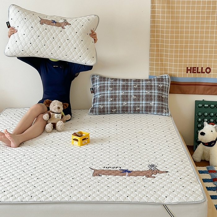 91家纺网 家纺一手货源 找家纺 RYB红黄兰 2025ins原创新款设计师款大版凉感水洗乳胶凉席三件套 美式腊肠狗