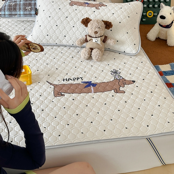 91家纺网 家纺一手货源 找家纺 RYB红黄兰 2025ins原创新款设计师款大版凉感水洗乳胶凉席三件套 美式腊肠狗