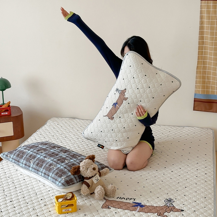 91家纺网 家纺一手货源 找家纺 RYB红黄兰 2025ins原创新款设计师款大版凉感水洗乳胶凉席三件套 美式腊肠狗