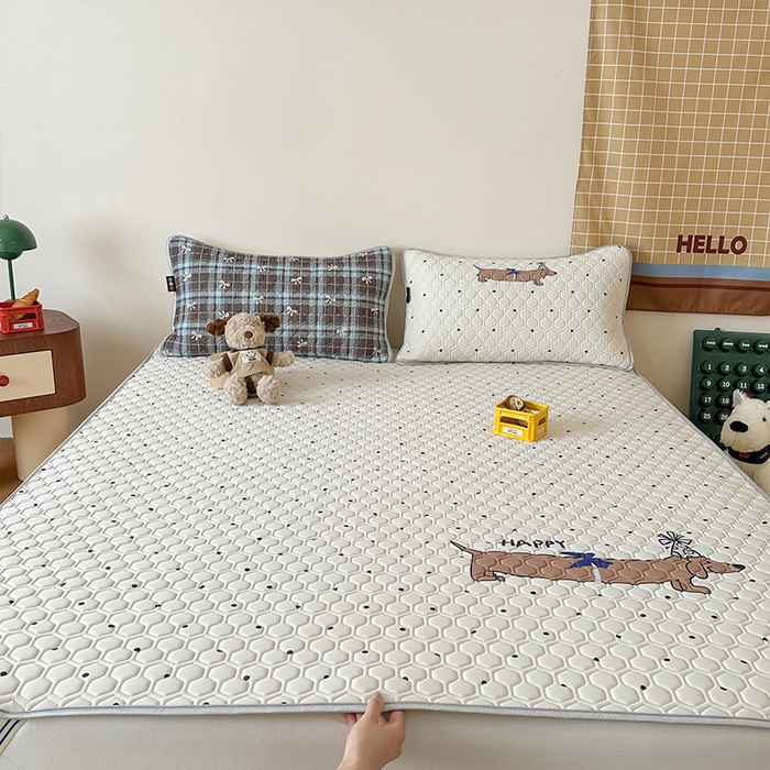 91家纺网 家纺一手货源 找家纺 RYB红黄兰 2025ins原创新款设计师款大版凉感水洗乳胶凉席三件套 美式腊肠狗