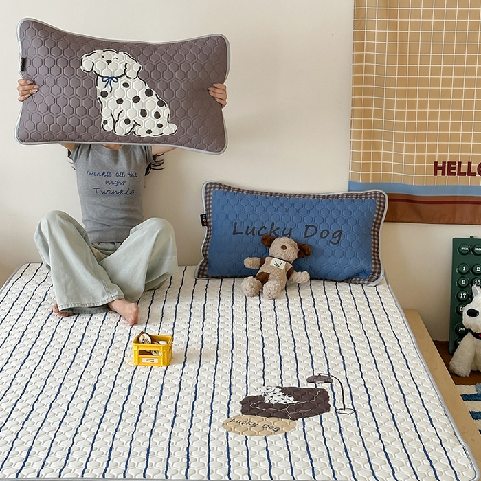 91家纺网 家纺一手货源 找家纺 RYB红黄兰 2025ins原创新款设计师款大版凉感水洗乳胶凉席三件套 沙发小狗