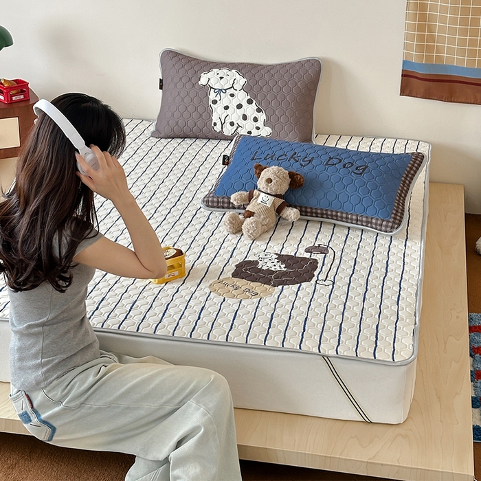 91家纺网 家纺一手货源 找家纺 RYB红黄兰 2025ins原创新款设计师款大版凉感水洗乳胶凉席三件套 沙发小狗