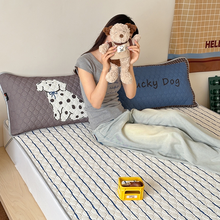 91家纺网 家纺一手货源 找家纺 RYB红黄兰 2025ins原创新款设计师款大版凉感水洗乳胶凉席三件套 沙发小狗