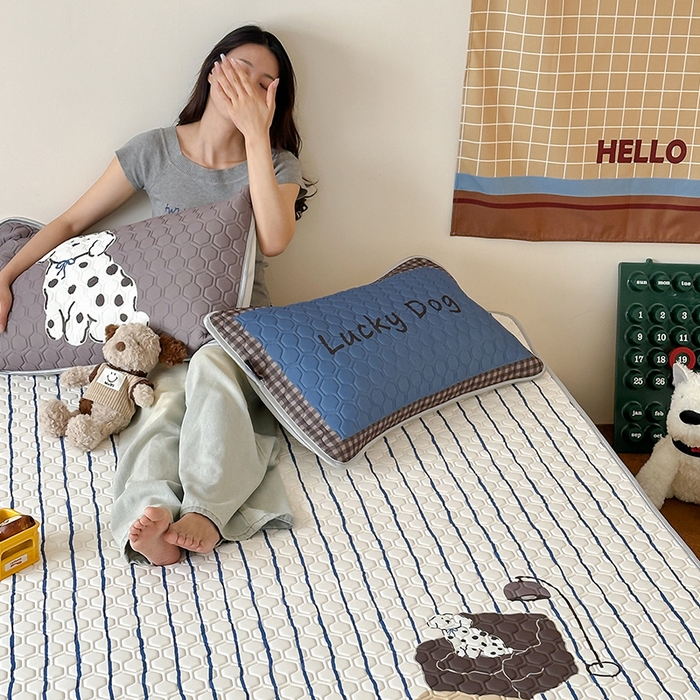 91家纺网 家纺一手货源 找家纺 RYB红黄兰 2025ins原创新款设计师款大版凉感水洗乳胶凉席三件套 沙发小狗