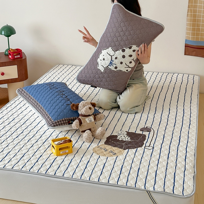 91家纺网 家纺一手货源 找家纺 RYB红黄兰 2025ins原创新款设计师款大版凉感水洗乳胶凉席三件套 沙发小狗