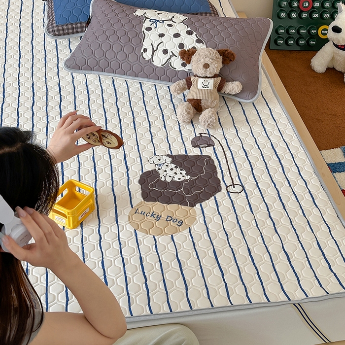 91家纺网 家纺一手货源 找家纺 RYB红黄兰 2025ins原创新款设计师款大版凉感水洗乳胶凉席三件套 沙发小狗