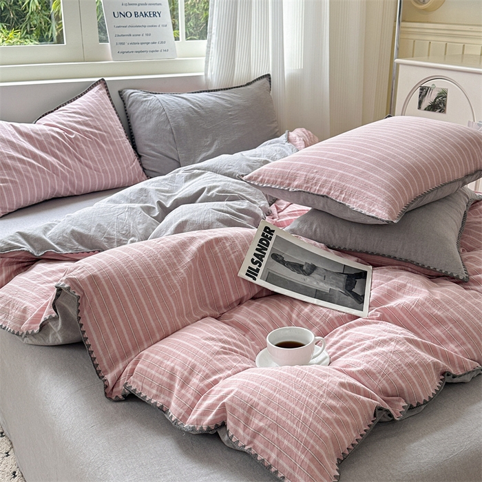 91家纺网 家纺一手货源 找家纺 晚依家纺 2025新款A类全棉色织水洗棉被套单件格子条纹四件套学生宿舍被罩三件套定制定做 乐事-粉灰