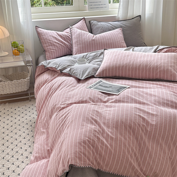 91家纺网 家纺一手货源 找家纺 晚依家纺 2025新款A类全棉色织水洗棉被套单件格子条纹四件套学生宿舍被罩三件套定制定做 乐事-粉灰