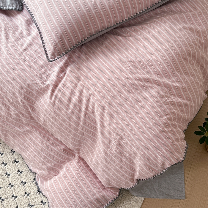 91家纺网 家纺一手货源 找家纺 晚依家纺 2025新款A类全棉色织水洗棉被套单件格子条纹四件套学生宿舍被罩三件套定制定做 乐事-粉灰