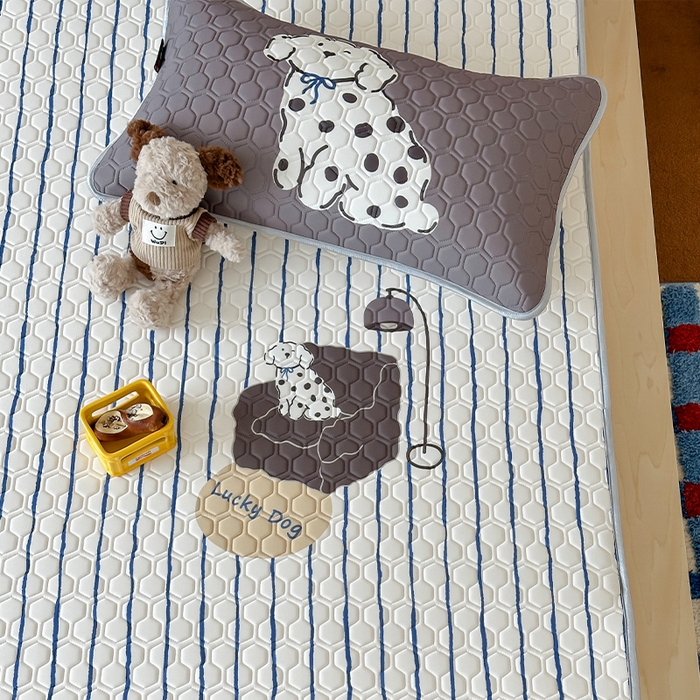 91家纺网 家纺一手货源 找家纺 RYB红黄兰 2025ins原创新款设计师款大版凉感水洗乳胶凉席三件套 沙发小狗