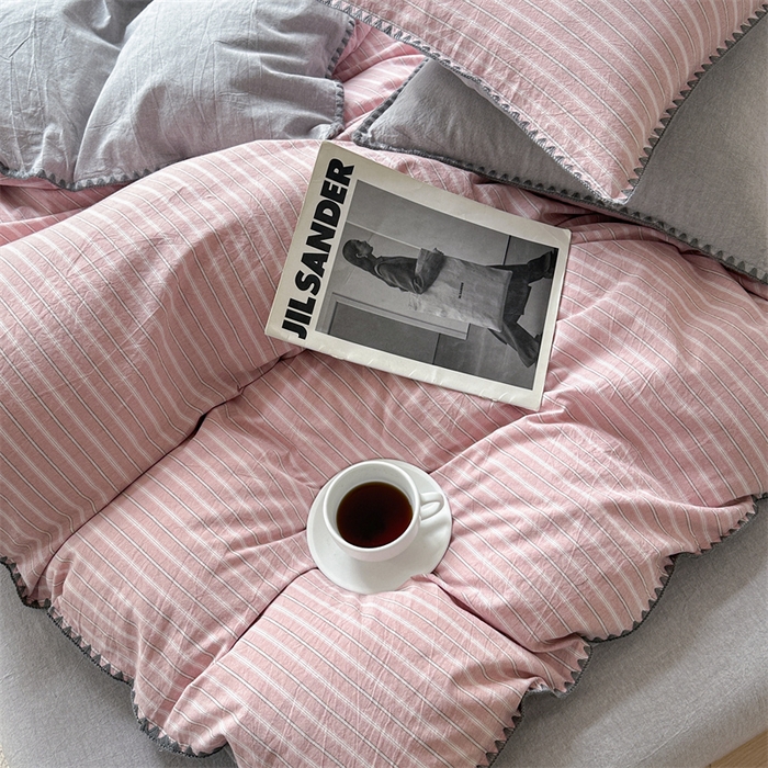 91家纺网 家纺一手货源 找家纺 晚依家纺 2025新款A类全棉色织水洗棉被套单件格子条纹四件套学生宿舍被罩三件套定制定做 乐事-粉灰