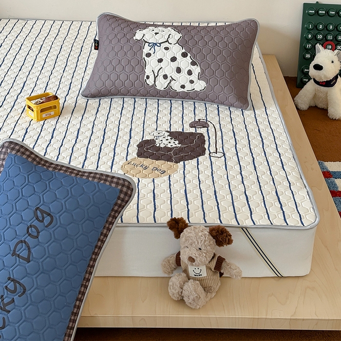 91家纺网 家纺一手货源 找家纺 RYB红黄兰 2025ins原创新款设计师款大版凉感水洗乳胶凉席三件套 沙发小狗