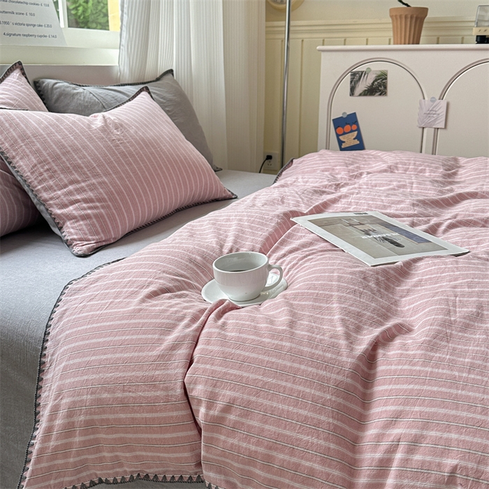 91家纺网 家纺一手货源 找家纺 晚依家纺 2025新款A类全棉色织水洗棉被套单件格子条纹四件套学生宿舍被罩三件套定制定做 乐事-粉灰