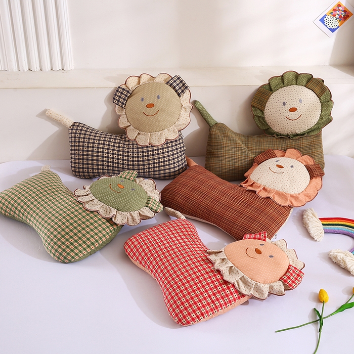 91家纺网 家纺一手货源 找家纺 （总）蔻眠 迷人小狮子-全棉双层纱卡通荞麦枕芯儿童学生成人护颈枕