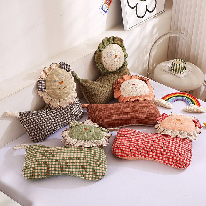 91家纺网 家纺一手货源 找家纺 （总）蔻眠 迷人小狮子-全棉双层纱卡通荞麦枕芯儿童学生成人护颈枕