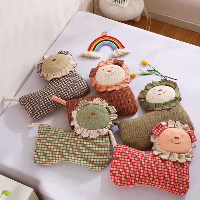 91家纺网 家纺一手货源 找家纺 （总）蔻眠 迷人小狮子-全棉双层纱卡通荞麦枕芯儿童学生成人护颈枕