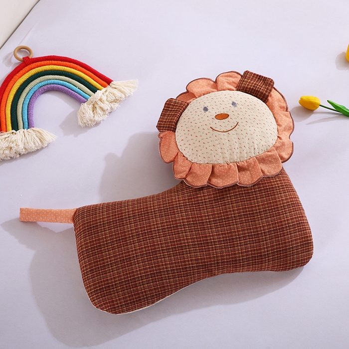 91家纺网 家纺一手货源 找家纺 （总）蔻眠 迷人小狮子-全棉双层纱卡通荞麦枕芯儿童学生成人护颈枕