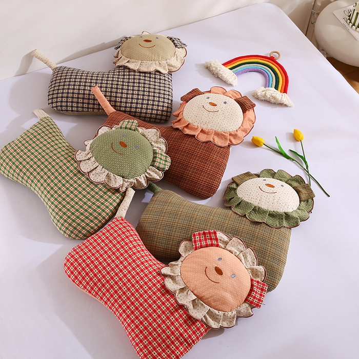 91家纺网 家纺一手货源 找家纺 （总）蔻眠 迷人小狮子-全棉双层纱卡通荞麦枕芯儿童学生成人护颈枕