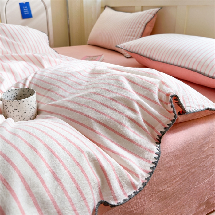 91家纺网 家纺一手货源 找家纺 晚依家纺 2025新款A类全棉色织水洗棉被套单件格子条纹四件套学生宿舍被罩三件套定制定做 诺言-粉