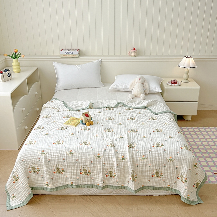 91家纺网 家纺一手货源 找家纺 萌飞 2025新款全棉纯棉六层纱布泡泡纱布毛巾被夏凉被空调被 绿野兔踪