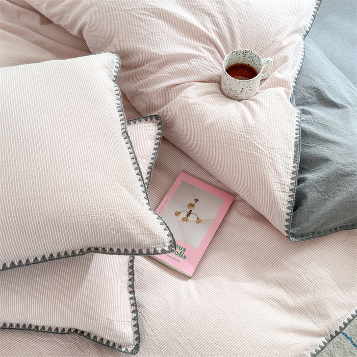 91家纺网 家纺一手货源 找家纺 晚依家纺 2025新款A类全棉色织水洗棉被套单件格子条纹四件套学生宿舍被罩三件套定制定做 时光-粉灰